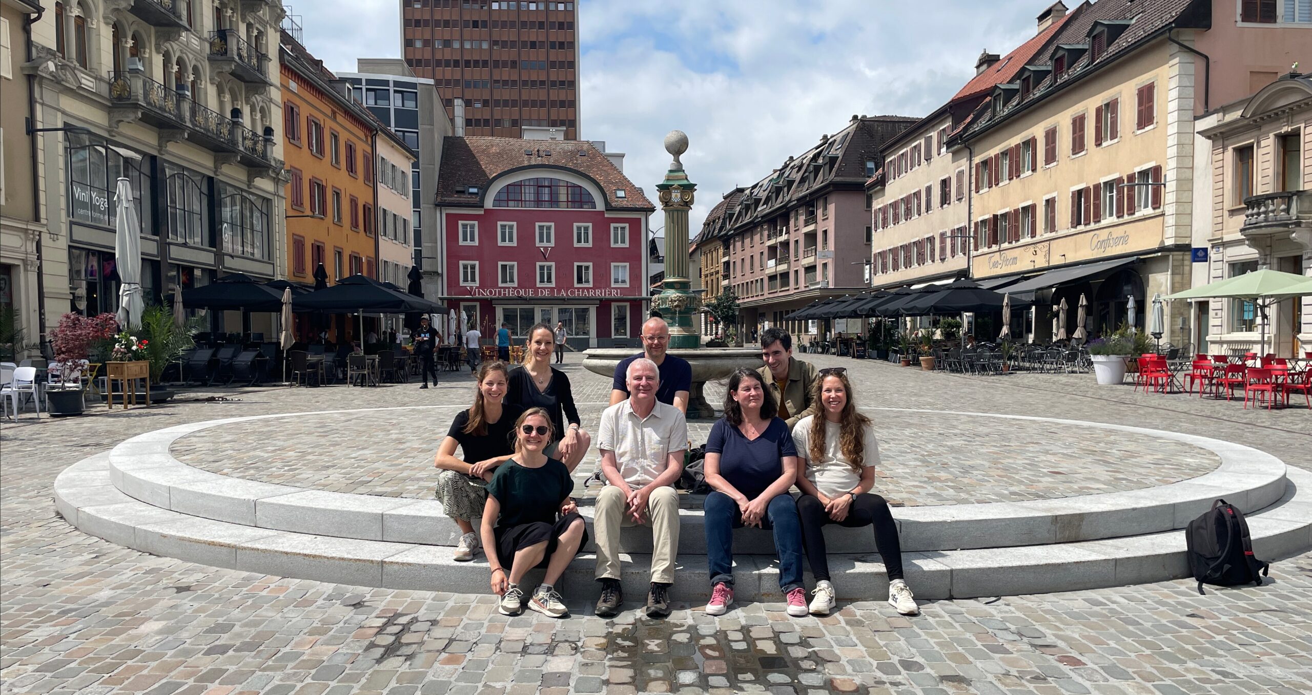 Gruppenfoto des Teams der Geschäftsstelle Juni 2025 / hinten v. l. n. r. Jenny Leuba, Dominik Bucheli, Jordi Riegg/ vorne v. l. n. r. Enya Wolf, Flore Maret, Pascal Regli, Simone Vogel, Charlotte Hauri